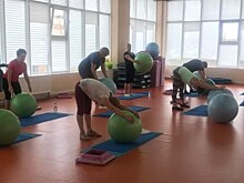 Активные пенсионеры Бабушкинского района занимаются на тренировках с фитболом