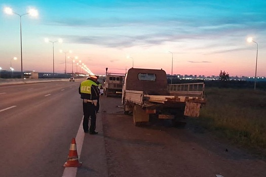 Водитель грузовика сбил на ЕКАД трех человек