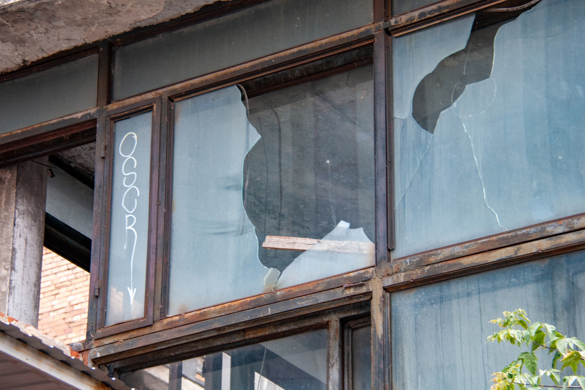 «Сделаю вашу жизнь невыносимой»: пенсионерка разнесла квартиру, проиграв суд по «схеме Долиной»