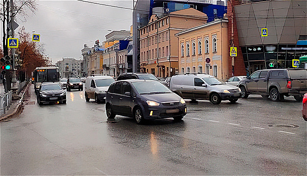 Аналитик рассказал, насколько в России увеличился средний возраст автомобилей
