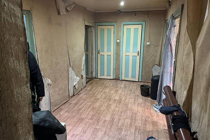 Коридор в доме в Красноярском крае, где жили четверо детей, погибших от отравления
