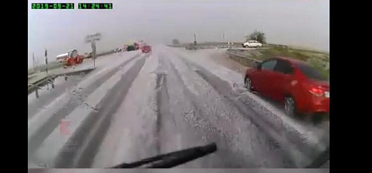 "Настоящая зима": опубликовано видео с выпавшим градом на трассе между Славянском-на-Кубани и Краснодаром