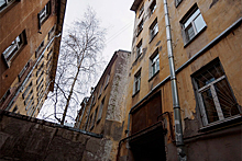 Пытавшийся сбежать из дома подросток в Петербурге упал с четвертого этажа