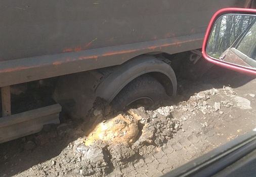 В Ярославле мусоровоз ушёл под землю