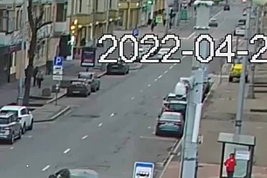 Наезд автомобиля на пешехода в центре Москвы попал на видео