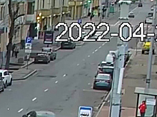 Наезд автомобиля на пешехода в центре Москвы попал на видео