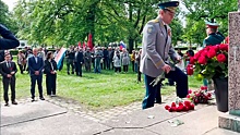 В Германии и Франции возложили цветы к памятникам героям ВОВ