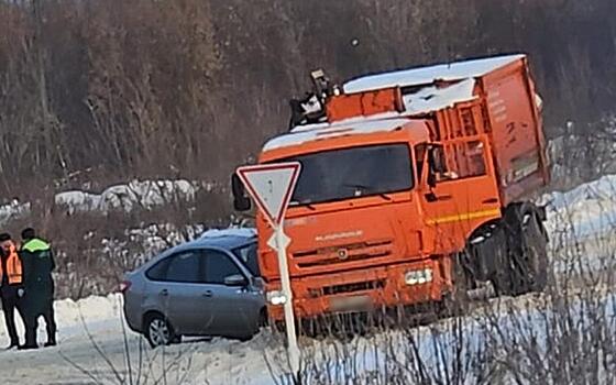 На въезде в Чучково столкнулись КамАЗ и легковушка
