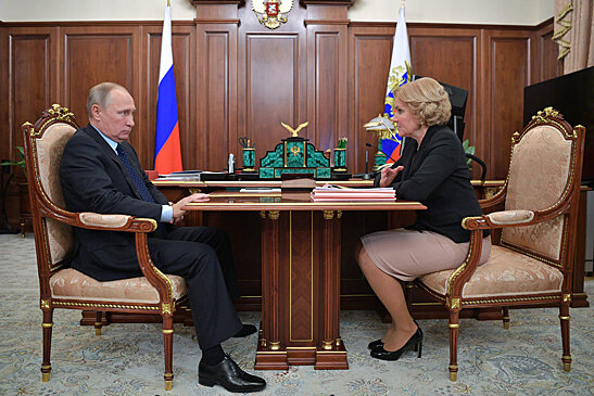 Путин призвал активнее поддерживать семьи с усыновленными детьми