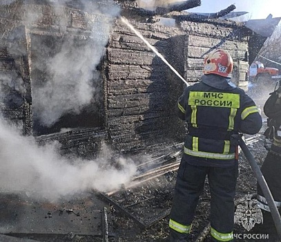 Дым было видно за километр: в Новосибирске произошёл пожар в частном доме