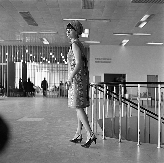 Регина Збарская демонстрирует коллекцию женской одежды "Весна-лето" 1966 года