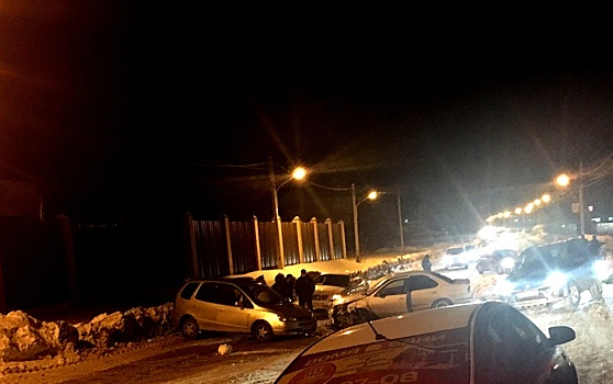 В Кировском районе два автомобиля перекрыли дорогу — собралась пробка
