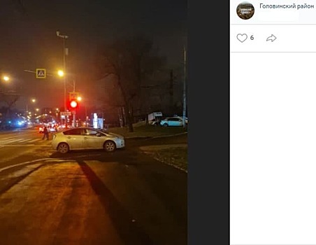 На Онежской водитель бросил авто на выезде со двора