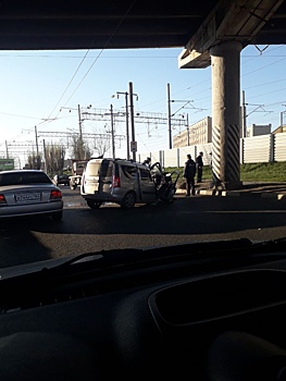 В Саратове автомобиль протаранил опору моста: водитель госпитализирован