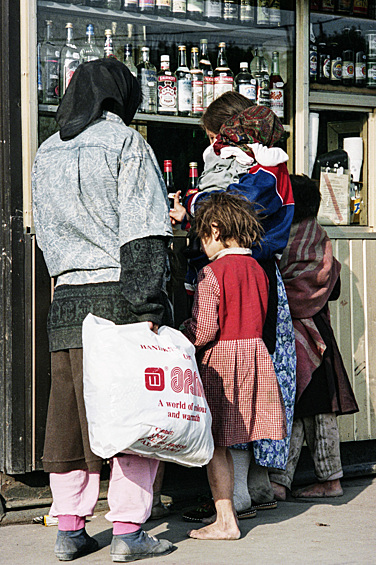 Покупатели у киоска с продуктами, 1994 год