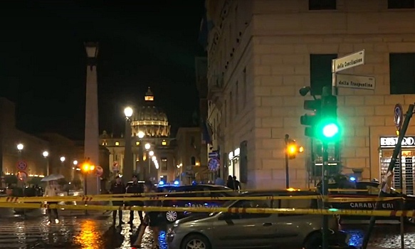 Машина врезалась в толпу людей рядом с собором Святого Петра в Риме