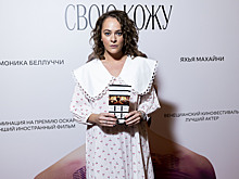 Тарасова пришла на премьеру в романтичном макси с воротником, а Пиотровски — в джинсах и кедах