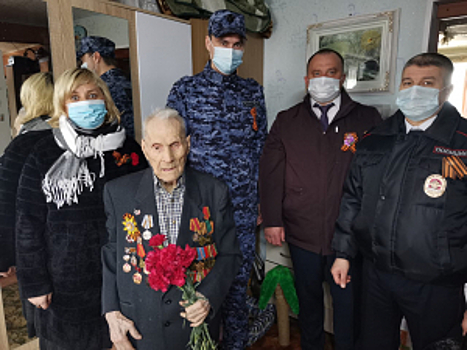 В Мурманской области сотрудники полиции поздравили ветерана Великой Отечественной войны