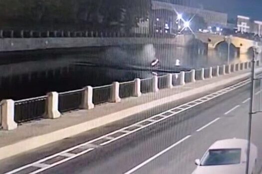 Появилось видео, как Porsche влетел в реку в Петербурге