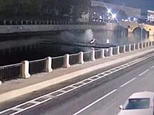Появилось видео, как Porsche влетел в реку в Петербурге
