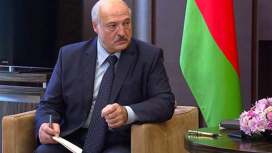 Лукашенко заявил, что Польше из-за океана дали отмашку «сливать» Зеленского