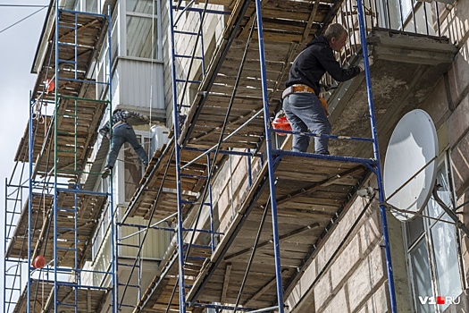 Опасный капремонт: в Волгограде молодой рабочий сломал позвоночник, упав с высоты третьего этажа