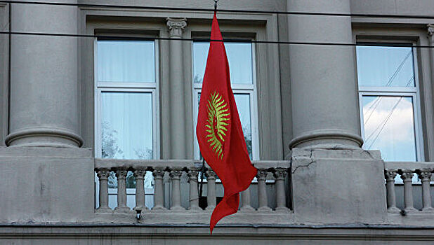 Мужчина пришел с зашитым ртом к посольству Киргизии