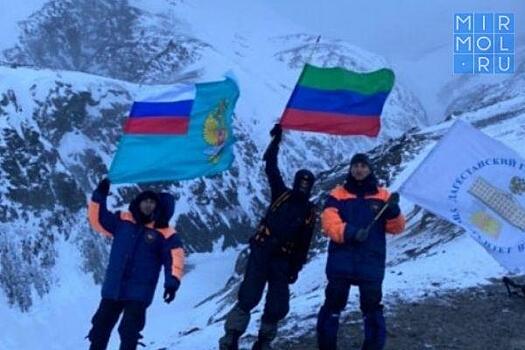 Магистрант ДГУ и МЧС России водрузили флаг Дагестана на высоту около 4000 метров