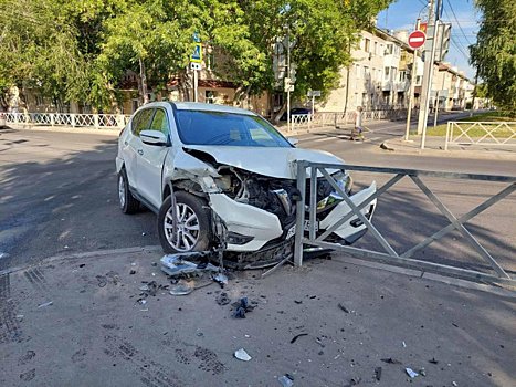 Пролетел на красный: в Тольятти водитель иномарки въехал в "Ладу"