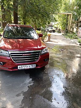 На Большой Казачьей «Haval» мешает починить водопровод специалистам КВС