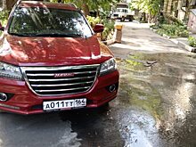 На Большой Казачьей «Haval» мешает починить водопровод специалистам КВС