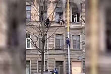В Петербурге дворник взобрался по трубе и спас девушек от пожара