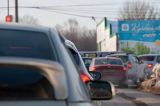 На российской трассе железобетонные плиты упали с фуры на три встречных авто