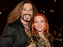 50-летняя Марина Анисина взобралась на пальму во время отдыха на Таити