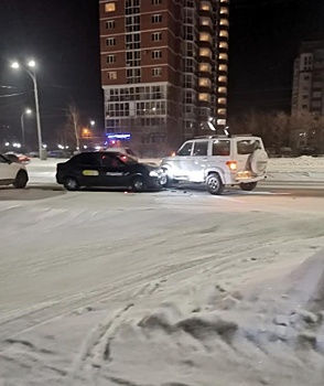 Автомобили столкнулись неподалеку от остановки в Кемерове