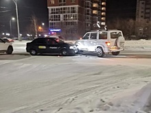 Автомобили столкнулись неподалеку от остановки в Кемерове