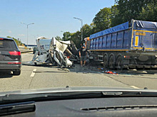 На федеральной трассе под Калининградом микроавтобус врезался в грузовик (фото, видео)