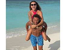 Комик Илья Соболев показал пляжные фото с женой