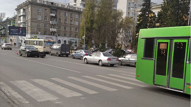 В Саратове иномарка столкнулась с автобусом №226К