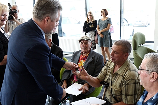 Ключи и 835 рублей на бензин: зауральцам с производственными травмами передали новые машины