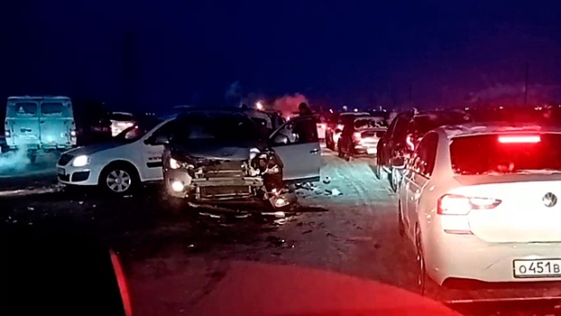 На трассе М-8 под Архангельском столкнулись несколько десятков машин