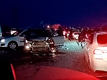 На трассе М-8 под Архангельском столкнулись несколько десятков машин