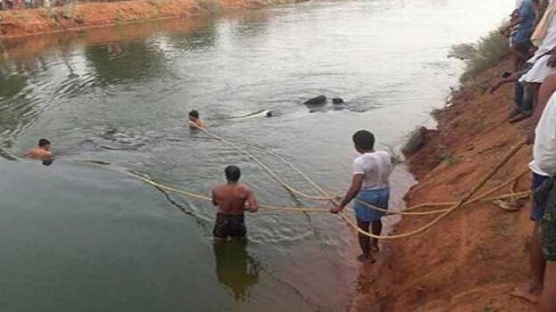 Не менее 13 человек погибли при падении трактора с прицепом в канал в Индии