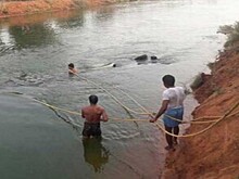 Не менее 13 человек погибли при падении трактора с прицепом в канал в Индии