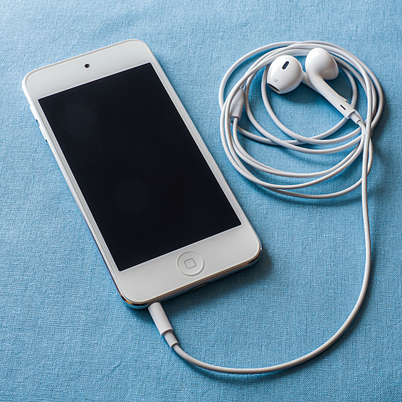 Apple представила первый iPod touch в сентябре 2007 года. Компания превратила обычный музыкальный плеер в портативное мультимедийное устройство, практически не уступающее по функционалу смартфону. Пользователи смотрели с его помощью фильмы, слушали музыку и играли. С развитием мобильного интернета и стриминговых сервисов iPod touch стал быстро терять популярность.