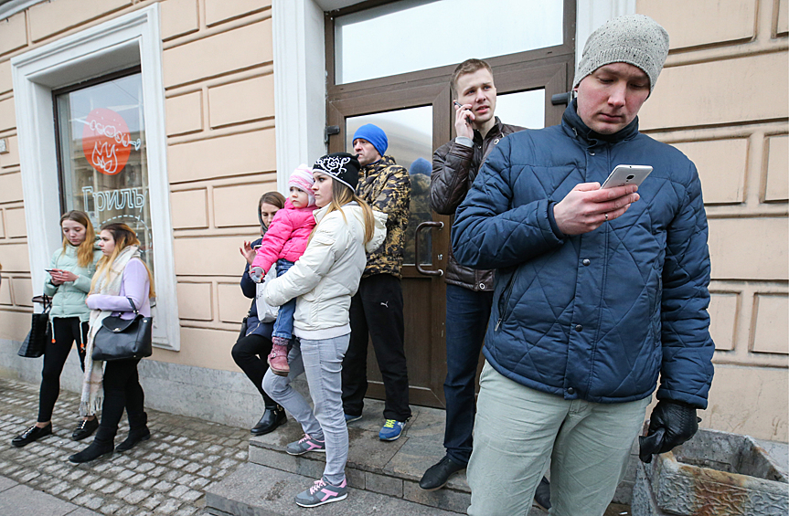 Жители города у станции метро "Технологический институт", где в вагоне поезда произошел взрыв