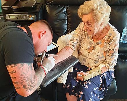 94-летняя бабушка сделала тату в память о муже
