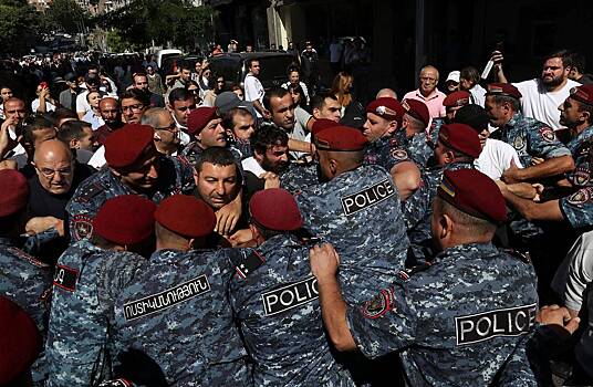В центре Еревана началась массовая акция протеста