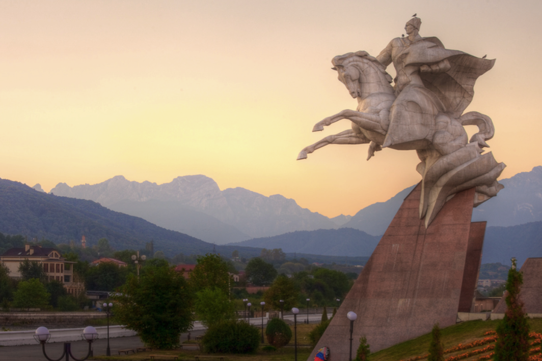 Осетия какая столица. Памятник Исса Плиеву Владикавказ. Памятник генералу Плиеву во Владикавказе. Исса Плиев памятник. Исса Плиев Владикавказ.