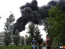В Екатеринбурге загорелось крупное предприятие